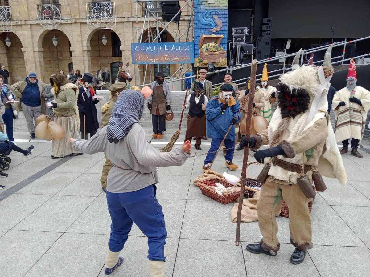 En imágenes: el Antroxu tradicional de Avilés, de pasacalles y comedia