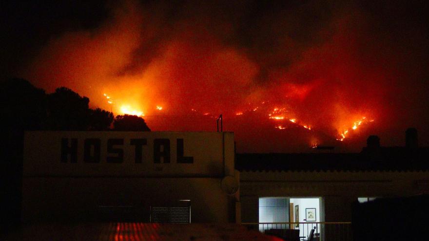 La tramuntana afluixa i ajuda en els treballs d&#039;extinció del foc de Portbou, que ja ha calcinat 570 hectàrees