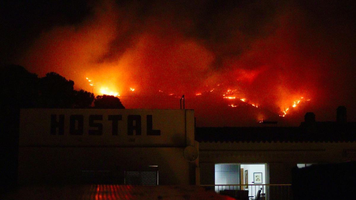 L'avanç de l'incendi forestal aquesta nit i matinada des de Colera