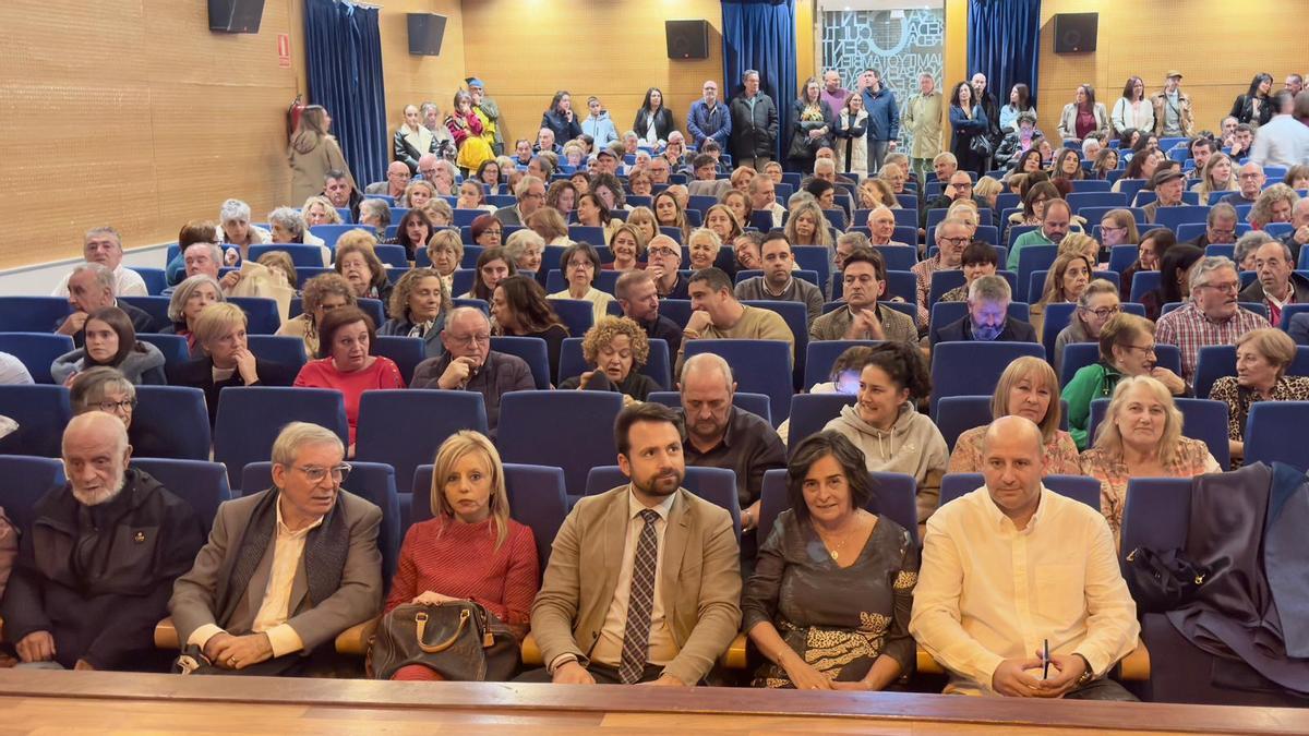Público con las autoridades en primera fila, entre ellas el Alcalde de Aller, Juan Carlos Iglesias, y el presidente del PP de Asturias, Álvaro Queipo.