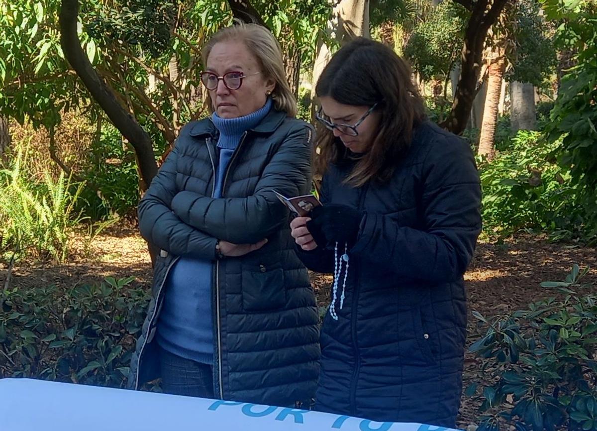 Dos mujeres rezan el rosario delante de la clínica que practica abortos en Castelló.