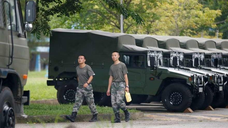 Tropas chinas en la base militar Shek Kong, en Hong Kong. // Reuters