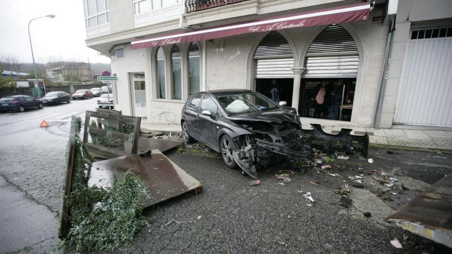 Un turismo arrasa la terraza de un bar en A Estrada