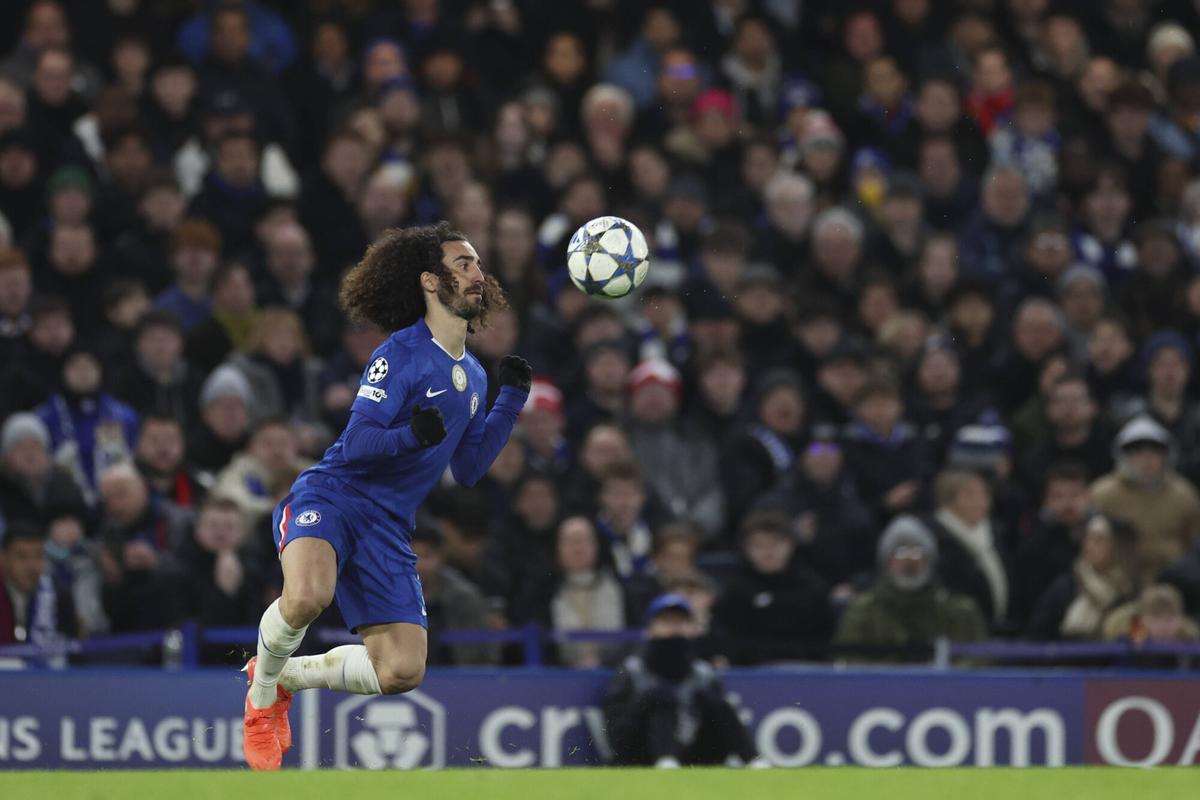 Cucurella, durante el partido contra el Barça en Stamford Bridge
