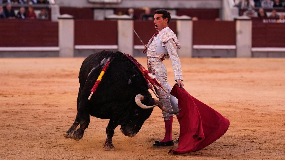 Fernando Adrián, en la faena de muleta de uno de sus oponentes.