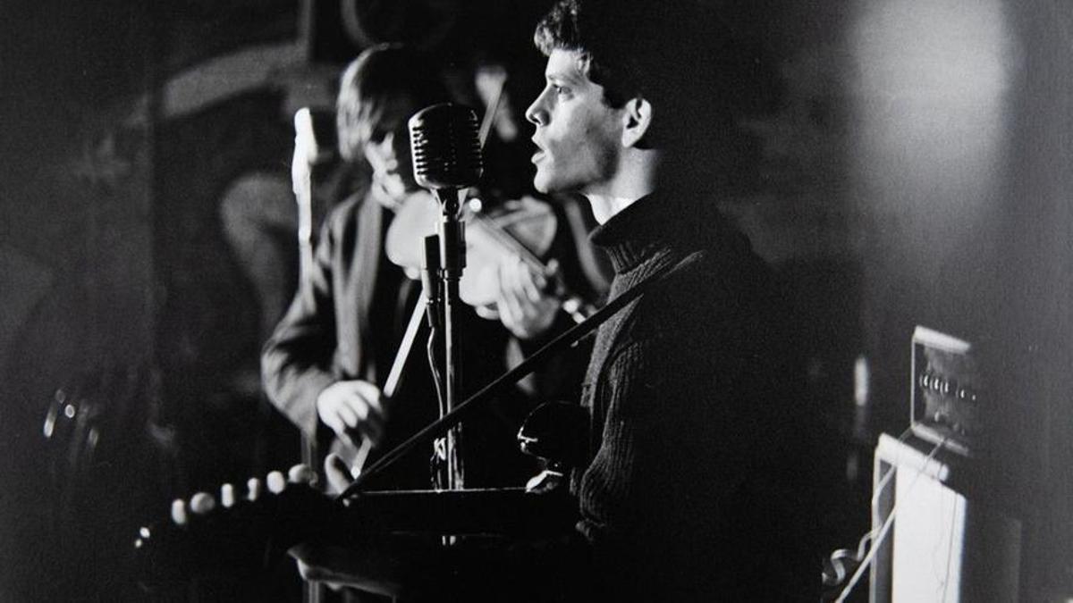 Lou Reed y, al fondo, John Cale en una actuación en el Café Bizarre. /