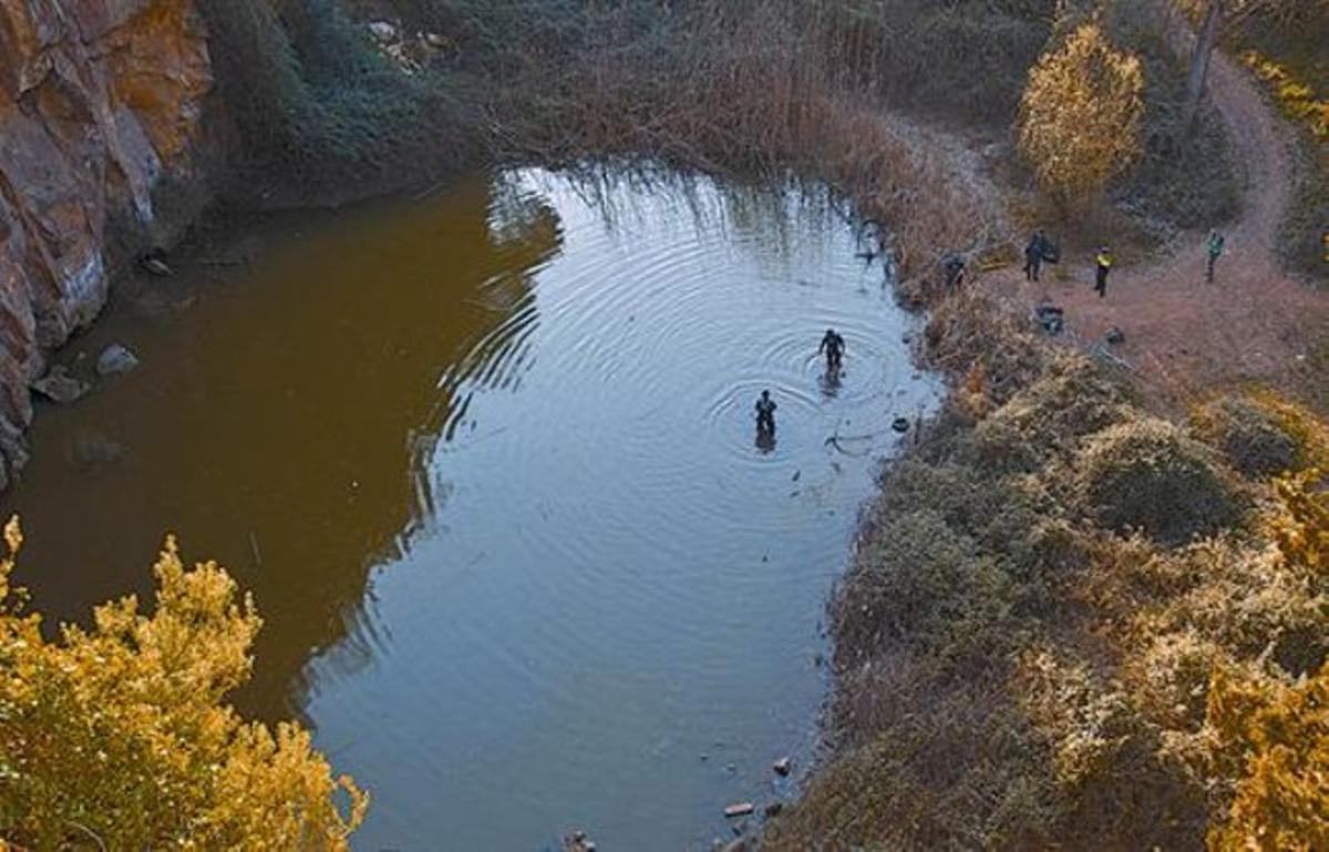 La policia científica, en ple rastreig del fons del llac després de l’accident a la Foixarda, ahir. La policia científica, en ple rastreig del fons del llac després de l’accident a la Foixarda, ahir.