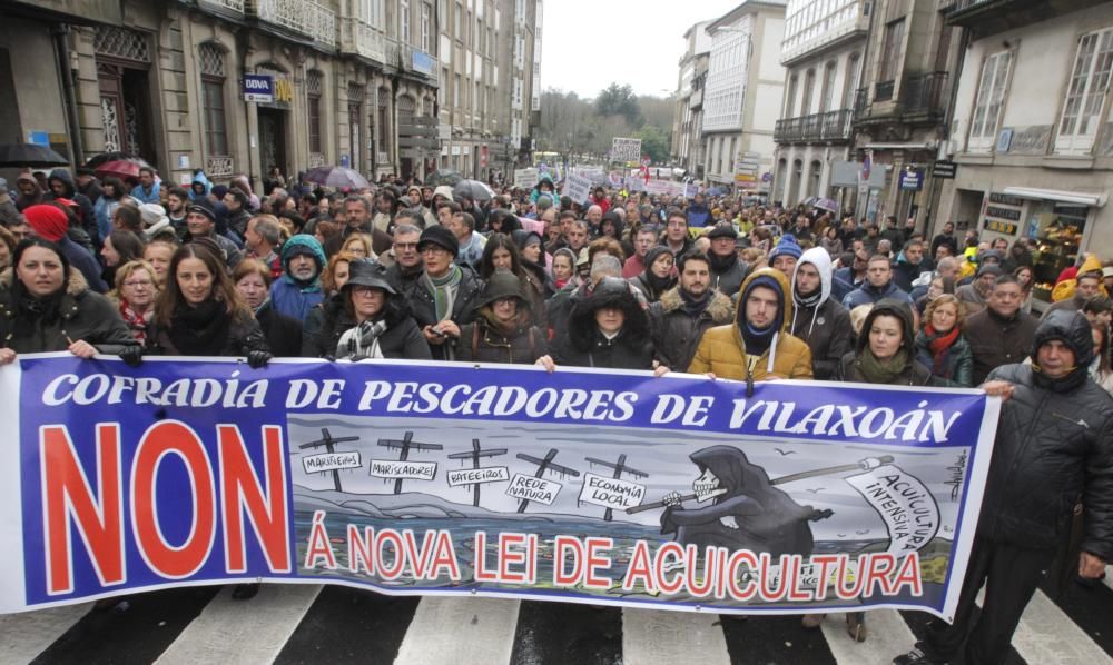 Miles de marineros protestan en Galicia para defen