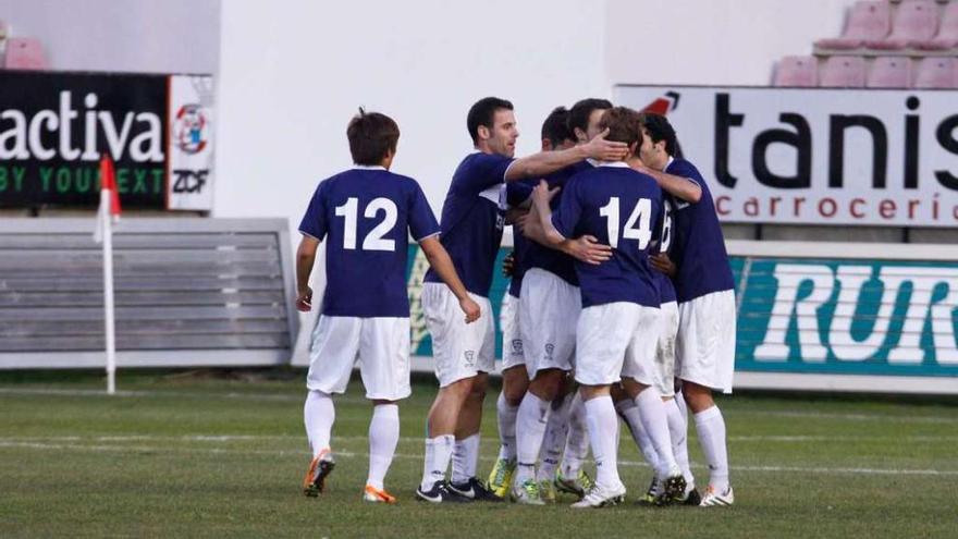 Los jugadores del Marino celebran un gol en Zamora, una imagen poco habitual esta temporada.