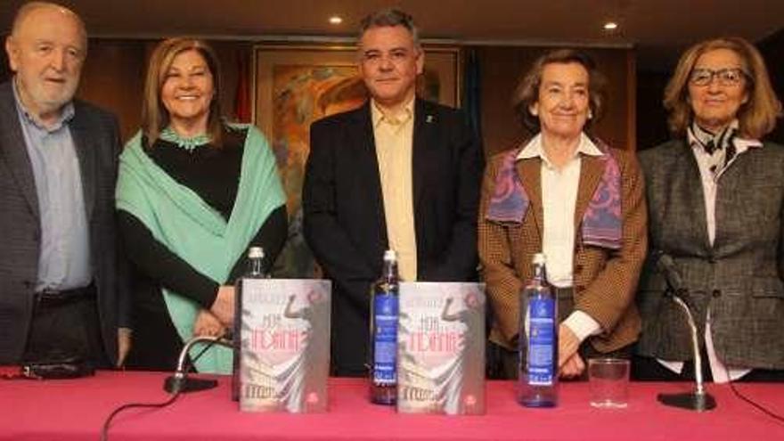 Por la izquierda, Diego Carcedo, María Teresa Álvarez, Valentín Martínez Otero (presidente del Centro Asturiano), Alberdi e Ymelda Navajo.