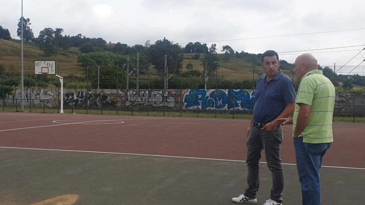 Gerardo Sanz (izquierda) junto a un técnico, en la pista deportiva de Lugo que va a ser reparada. | A. S.