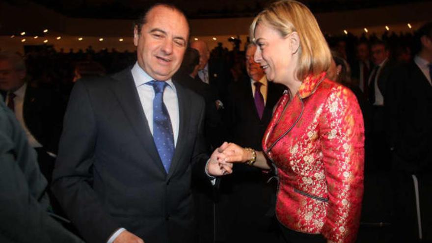El presidente de la Diputación y la alcaldesa de Alicante se saludan durante un acto reciente.