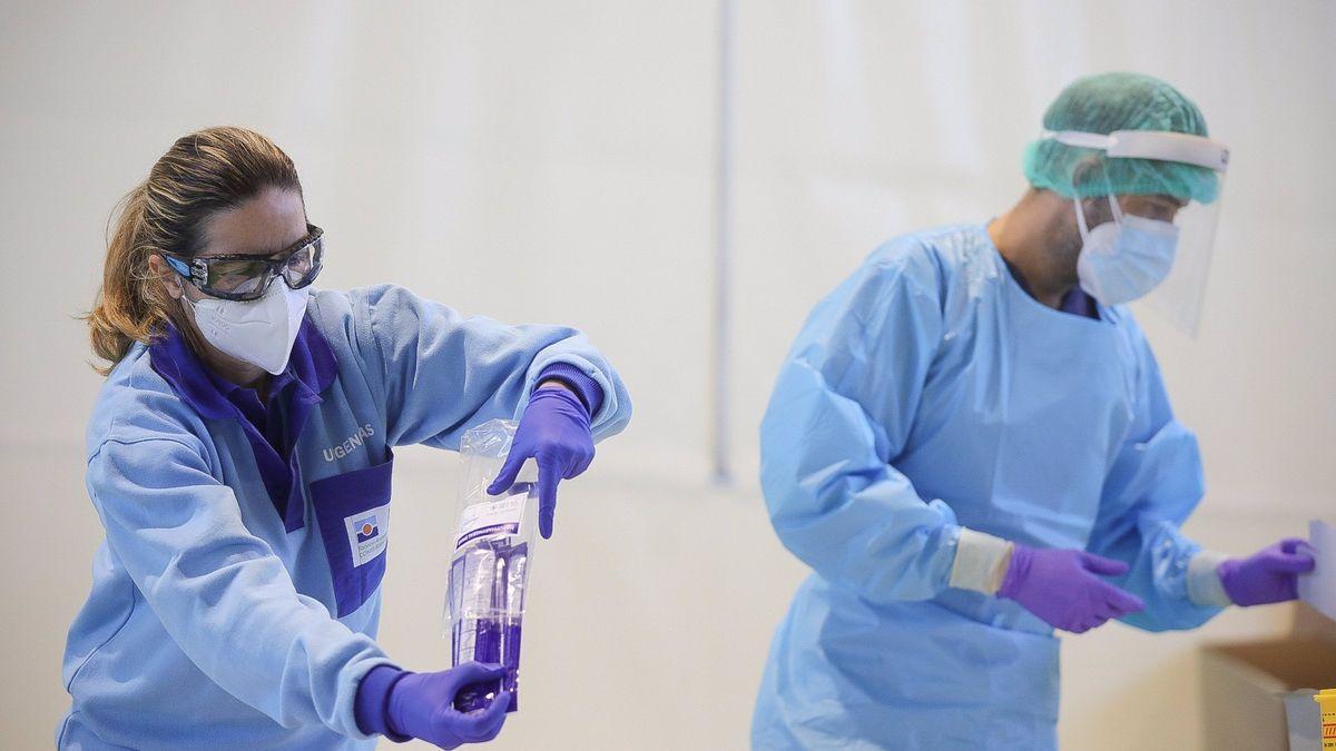 Dos sanitarios almacenan pruebas PCR