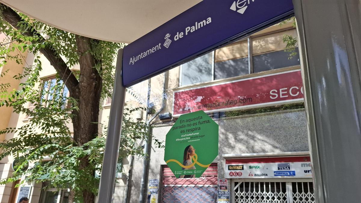 Imagen de la nueva señalización en las marquesinas.