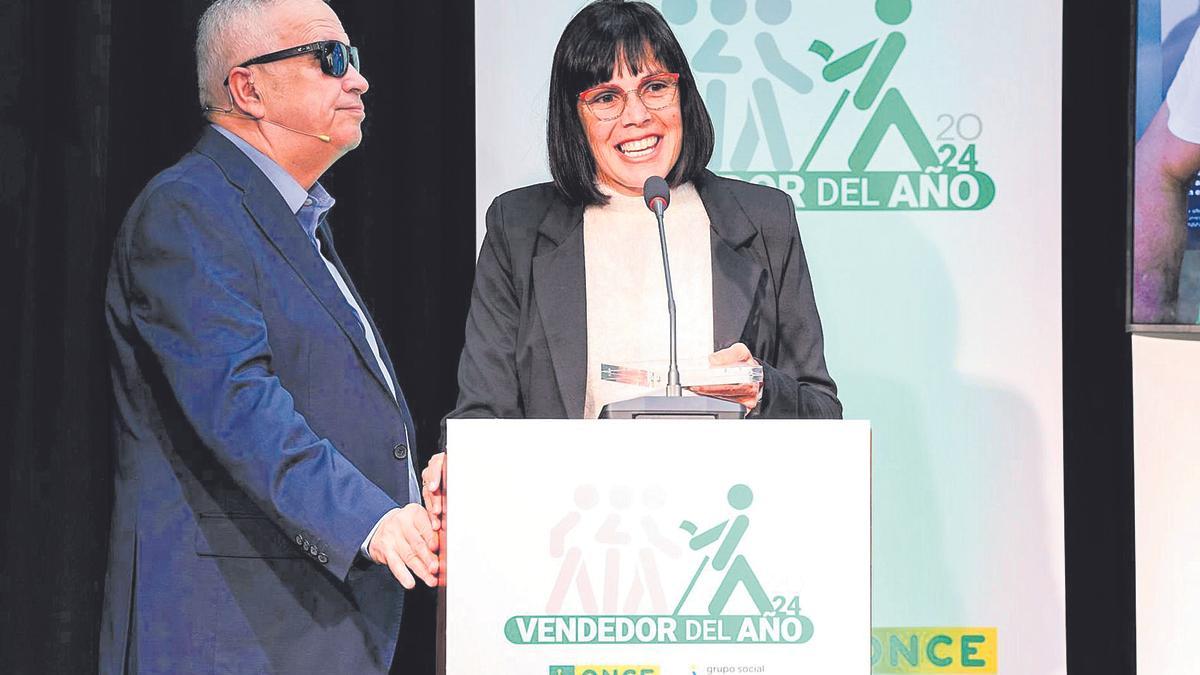 Judit Padrón recibiendo el premio de la ONCE a mejor vendedora del año 2024 de la provincia de Santa Cruz de Tenerife.