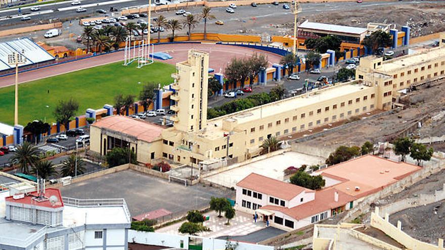 Vista del edificio  y los terrenos de la Casa del Niño, justo delante de las instalaciones del Martín Freire.