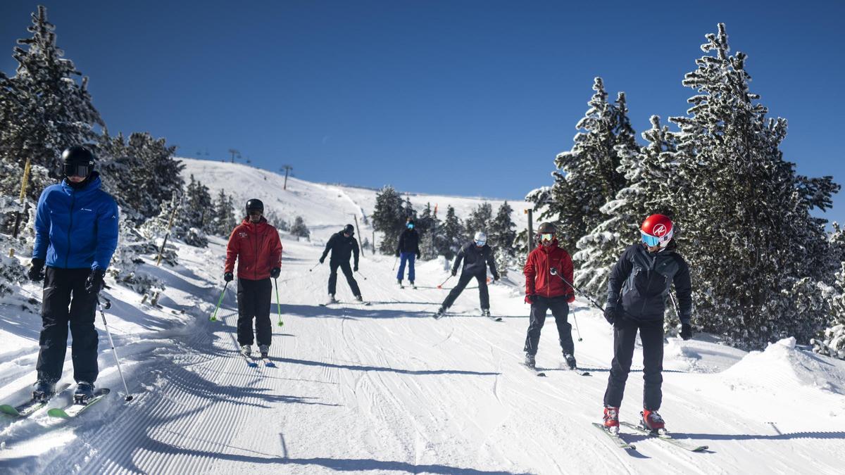 Grup d’esquiadors a l’estació d’esquí La Molina.