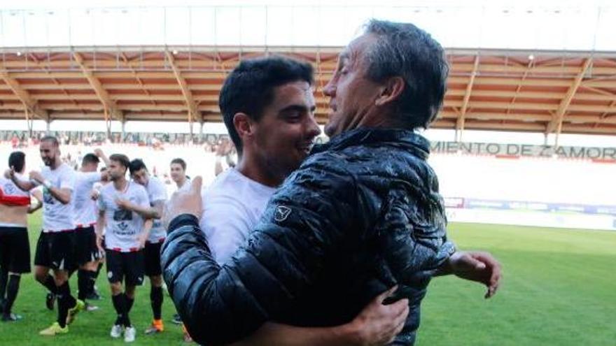 David abraza al entrenador, ayer tras el encuentro .