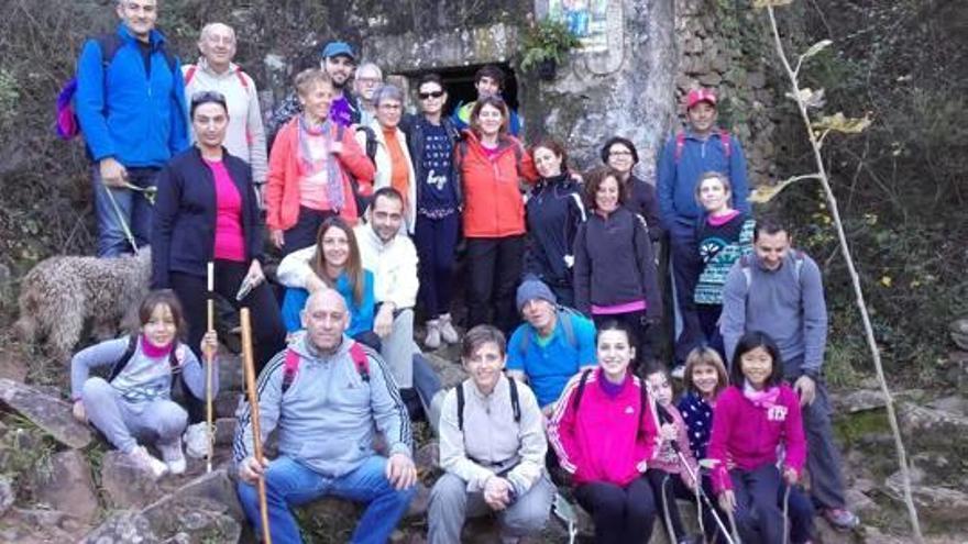 la vilavella celebró el Día de la Montaña con una excursión familiar.Un total de 30 personas conocieron peculiaridades de la geología y botánica del entorno f m. m.Un total de 30 personas participaron en la actividad f m. m.