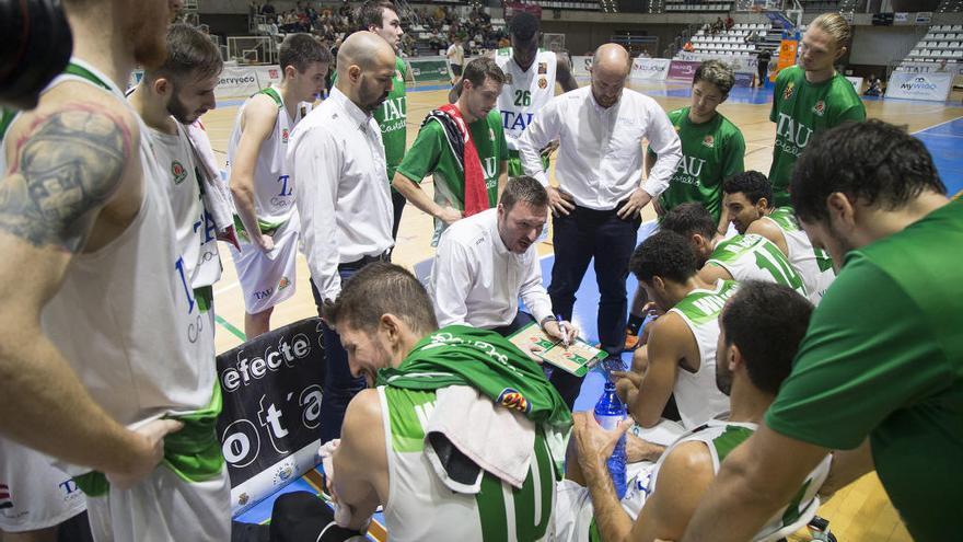 Toni Ten da instrucciones a los suyos en un partido