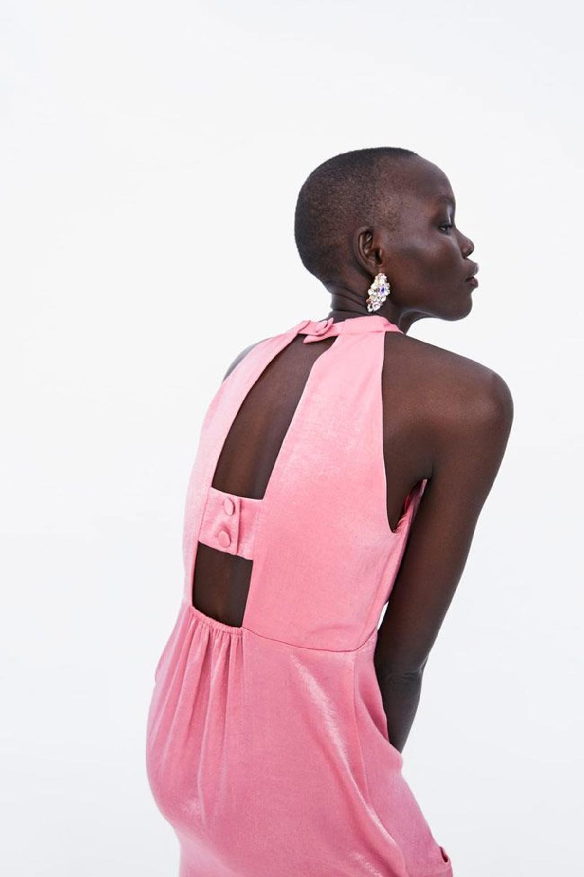 La espalda del vestido rosa satinado de Zara