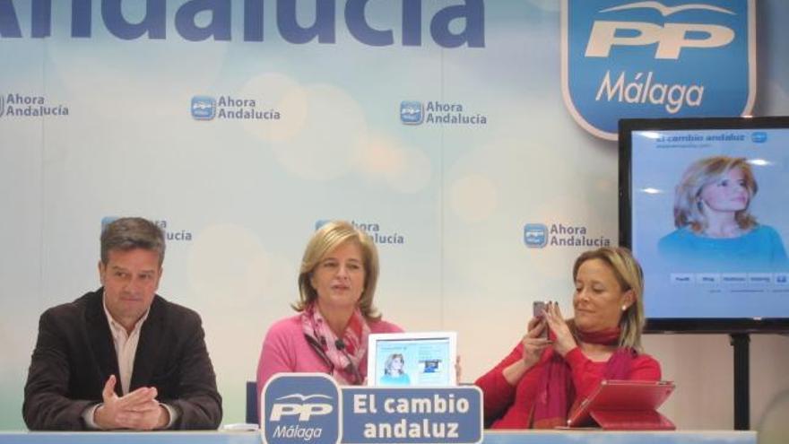 La candidata &#039;popular&#039; Esperanza Oña, en la presentación de su nueva web, es fotografiada por Mariví Romero.