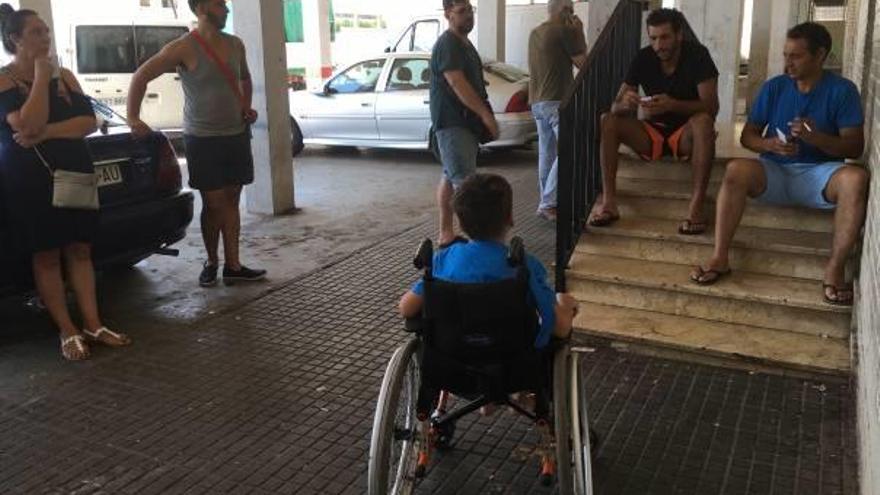 Familia que fue desalojada el pasado miércoles en San Lorenzo, con un menor en silla de ruedas.