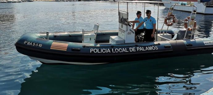 L'embarcació de la Policia Local de Palamós ha traslladat el ferit fins a port