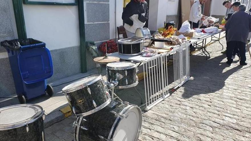 Celebran un mercado de objetos de segunda mano