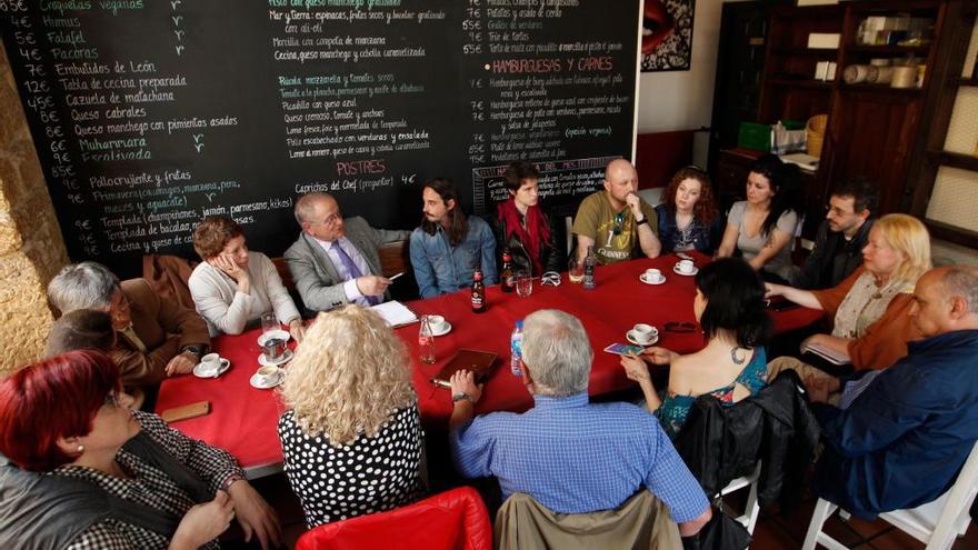 Un momento de la reunión entre FAVO y la asociación de Músicos y Músicas d´ Uviéu.