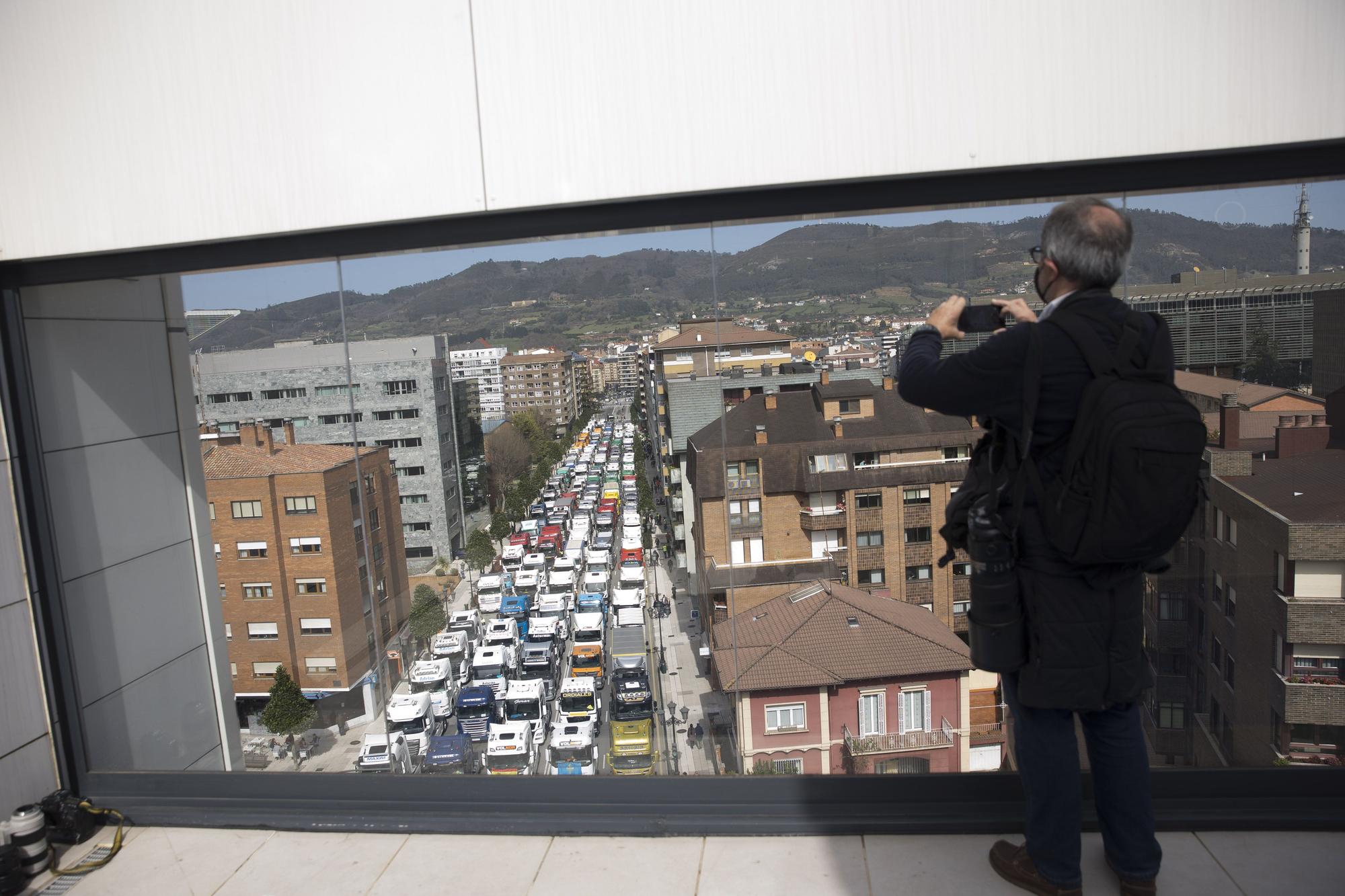 EN IMÁGENES: Los transportistas inundan las calles de Oviedo de camiones para visibilizar su protesta