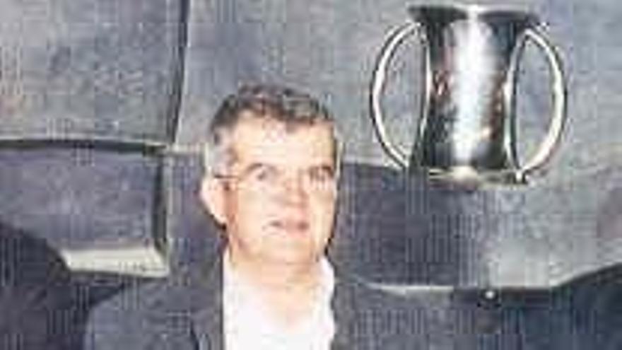 Parres, con la Copa del Rey que ganó el CV Elche en 2003
