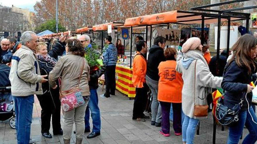 Parades i ambient a la plaça de Sant Joan, en la primera edició de la Fira d&#039;Entitats