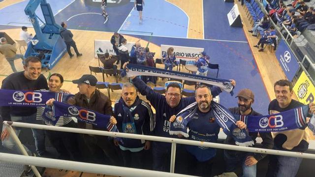 Un grupo de aficionados del Alimerka Oviedo Baloncesto, en el histórico Josean Gasca de San Sebastián. |