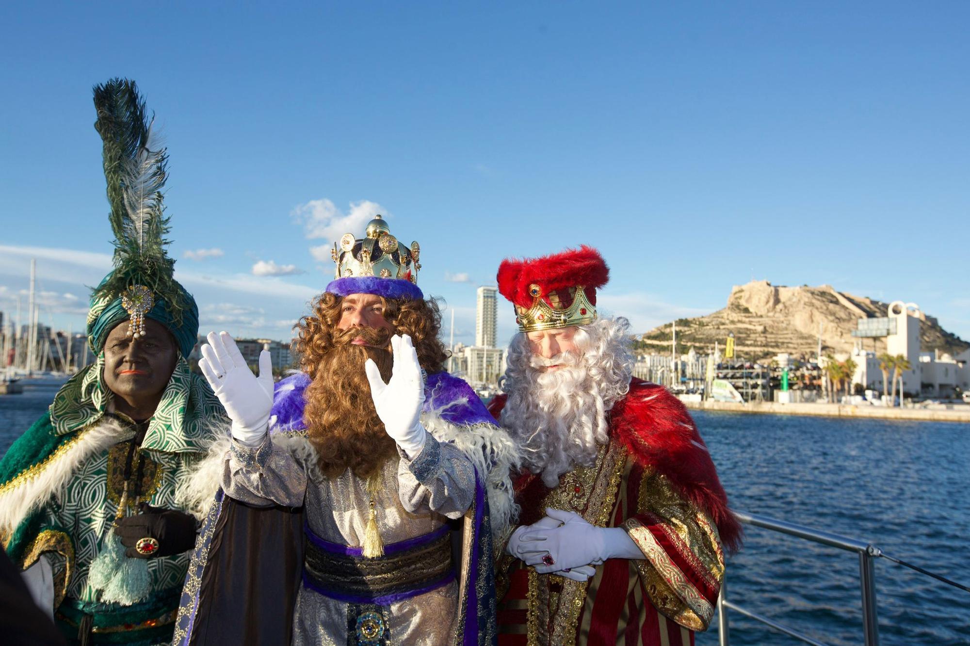 Gran expectación en Alicante para ver a los Reyes Magos