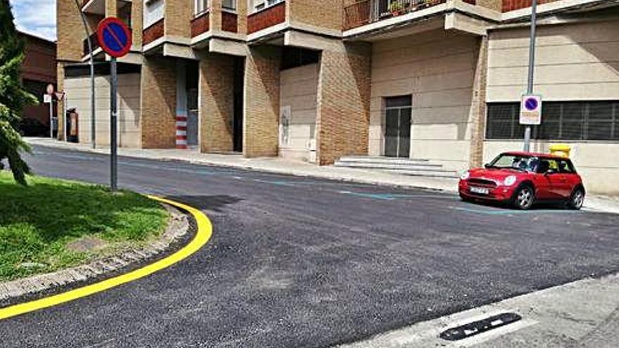 Contrast de la part asfaltada i la no asfaltada a la plaça de Sant Jordi