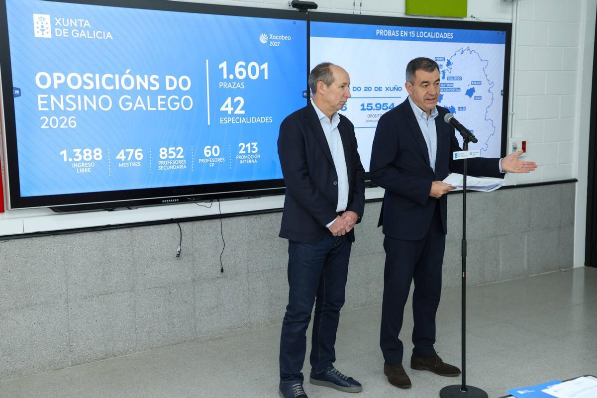 EL conselleiro de Educación Román Rodríguez acompañado por el director xeral de recursos humanos Jesús Álvarez