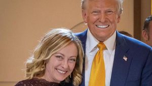 La primera ministra italiana, Giorgia Meloni, junto al presidente electo de EEUU, Donald Trump