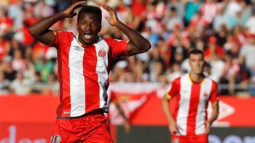 Kayode es posa les mans al cap durant un moment del Girona-Vila-real de diumenge.