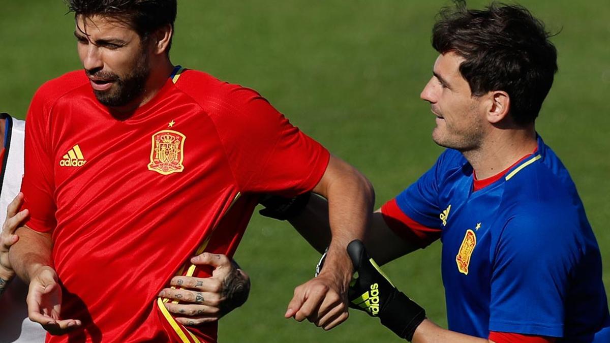 Gerard Piqué e Iker Casillas en un entrenamiento de la Selección en 2016.