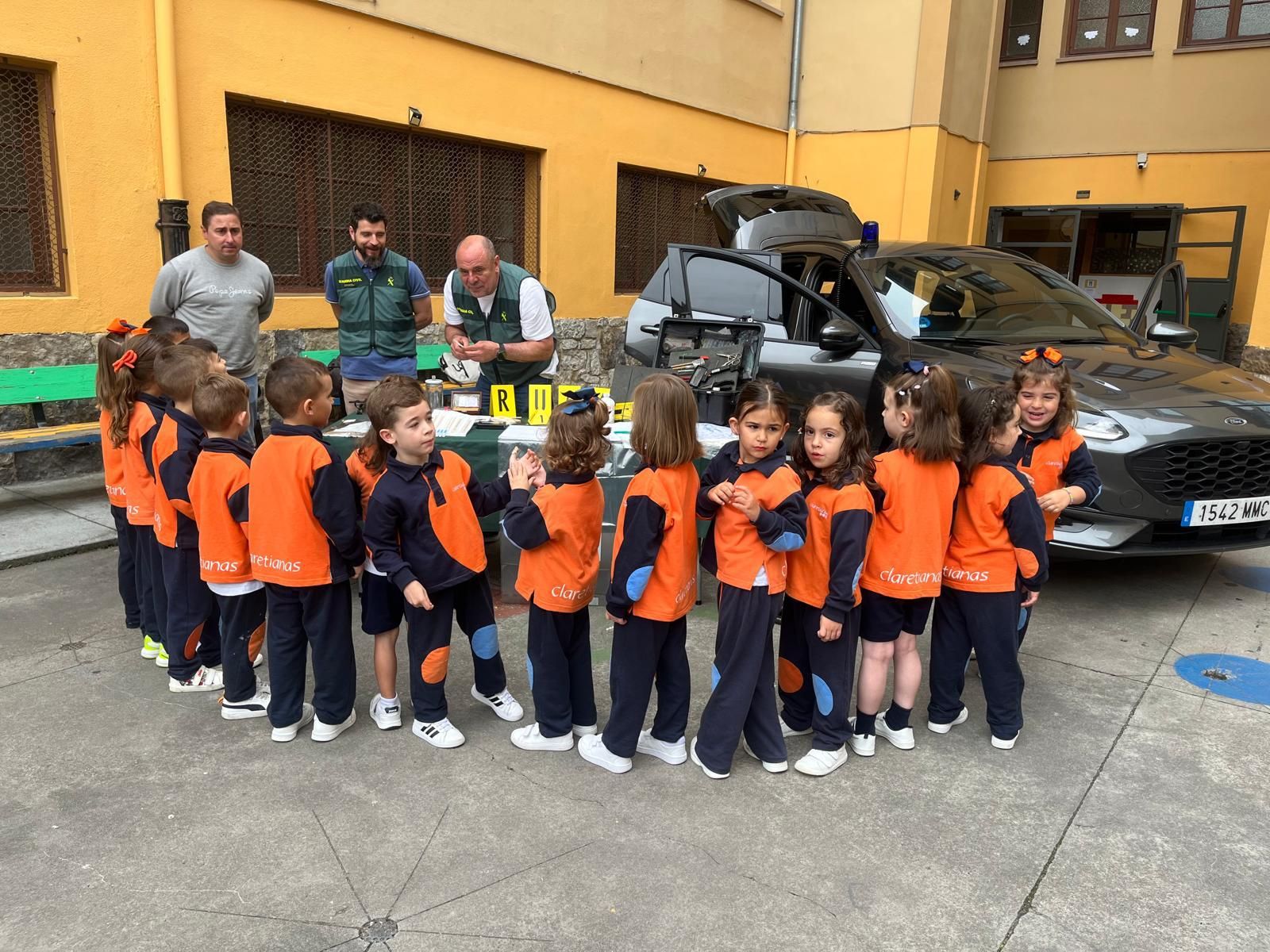 Exhibición de la Guardia Civil en el Colegio María Inmaculada de Laviana