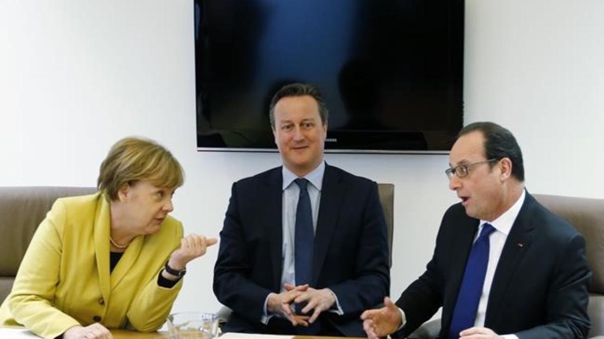 Angela Merkel con david cameron y François Hollande durante la cumbre.