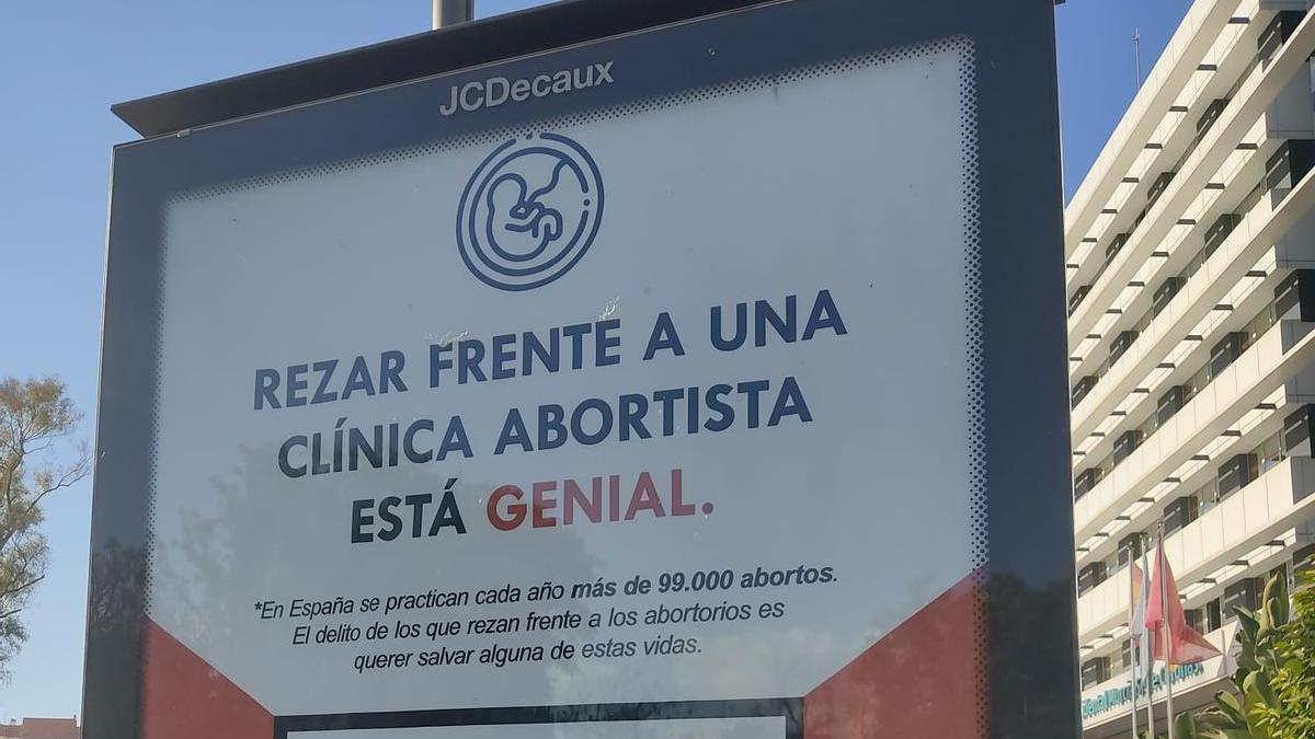 Uno de las marquesinas en las que puede verse la publicidad antiabortista en Murcia.