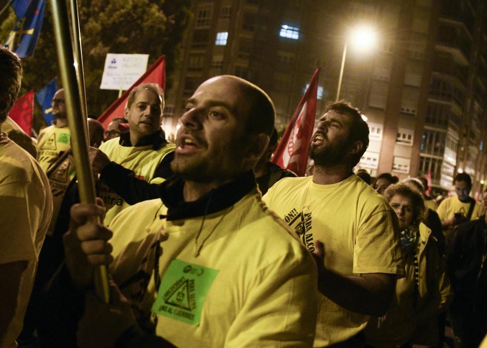 Multitudinaria marcha de "Alcoa no se cierra" en Avilés