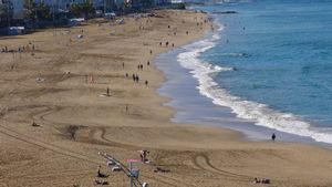 Archivo - Ambiente en la Playa de las Canteras el día del comienzo del invierno, en Las Palmas de Gran Canaria, Canarias (España).