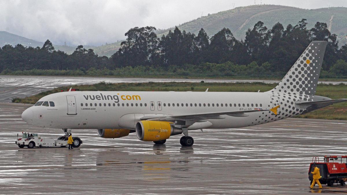 Un avión A320 de Vueling en el aeropuerto de Peinador en una imagen de archivo