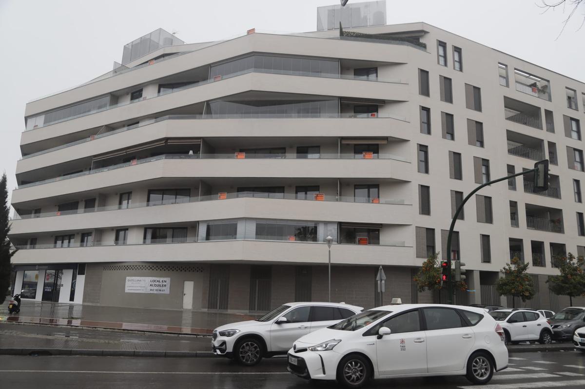 Residencial Terrazas de Poniente Sur, ubicado en la esquina de la calle Escritor Conde de Zamora con la avenida del Aeropuerto.