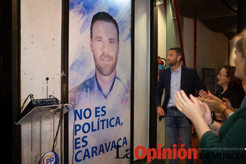 Pegada de carteles en Caravaca