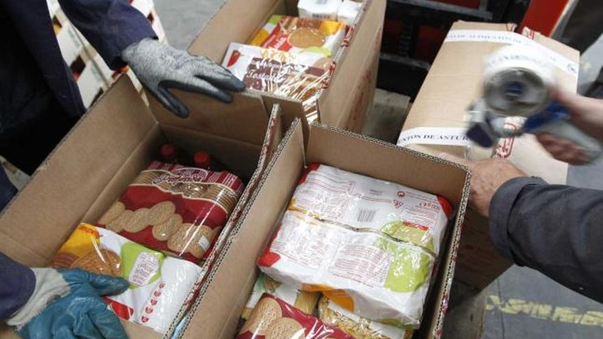 Preparando cajas de solidaridad en el Banco de Alimentos en Oviedo.