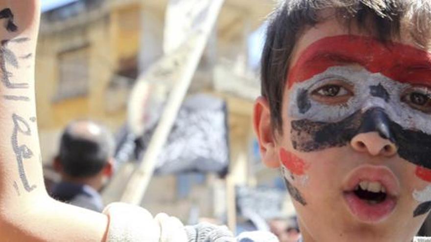 Un niño, con el rostro pintado con la bandera siria durante una protesta en Líbano.